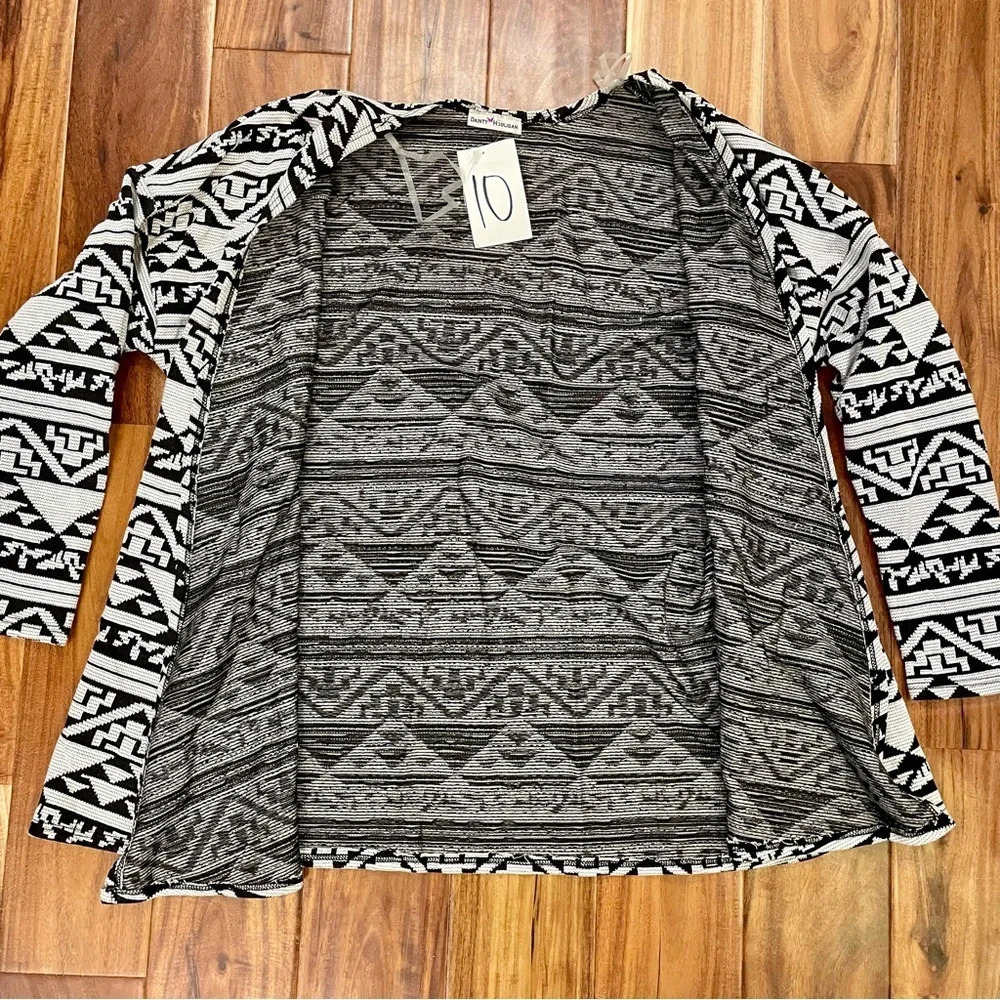 Dainty Hooligan Women’s Up A Notch Aztec White and Black Cardigan Blazer - Picture 5 of 13